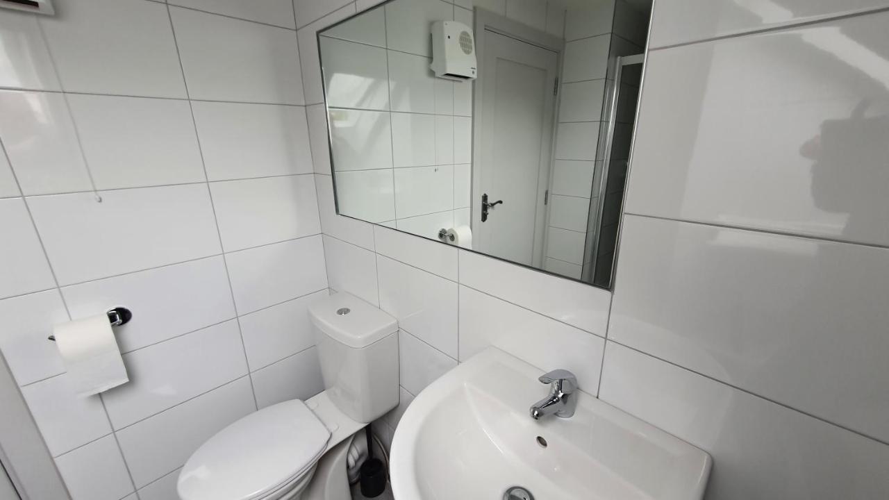 Pasta Factory Guest Rooms Голуей Екстериор снимка