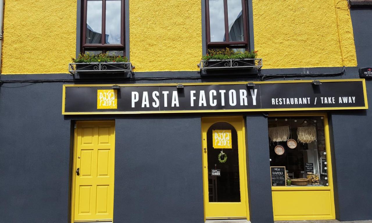 Pasta Factory Guest Rooms Голуей Екстериор снимка